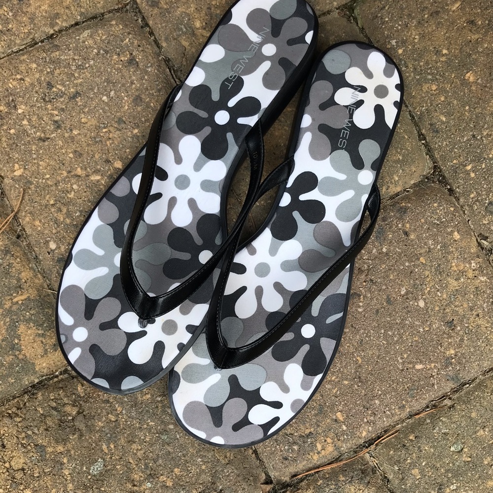 NineWest Fun cute flip flops